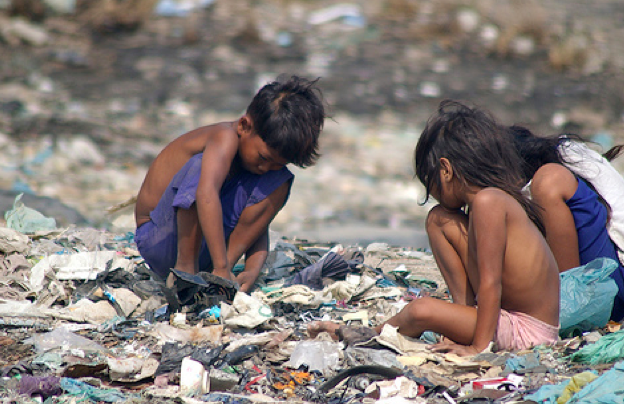 Niños rebuscando en basura