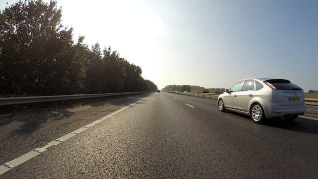 Coche en autopista