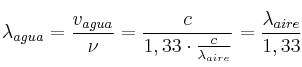 \lambda_{agua} = \frac{v_{agua}}{\nu} = \frac{c}{1,33\cdot \frac{c}{\lambda_{aire}}} = \frac{\lambda_{aire}}{1,33}